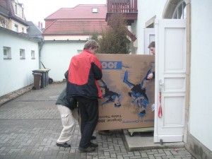 Die neuen Tischtennisplatten werden in die Halle getragen